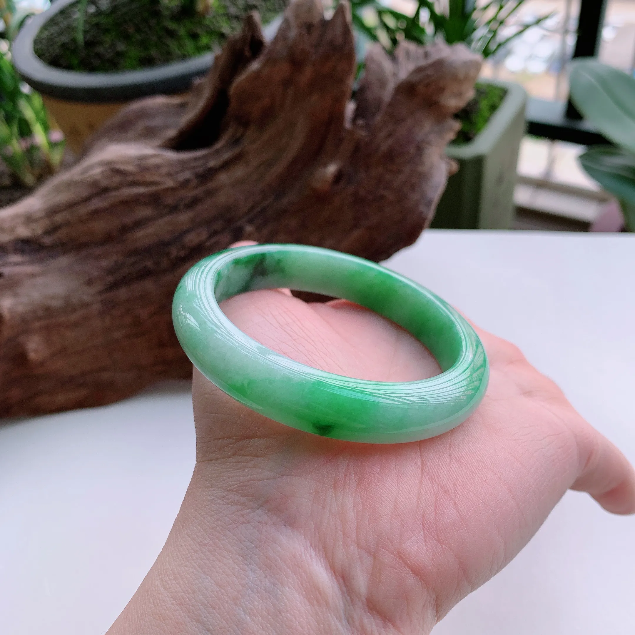 正圈55圈口，天然A货翡翠冰糯种春彩飘阳绿玉手镯，水润秀丽，飘花灵动，种水十足，视觉甜美可人，恰到好处的美，十分高雅耐看，条形优美，上手优雅大方。52.42