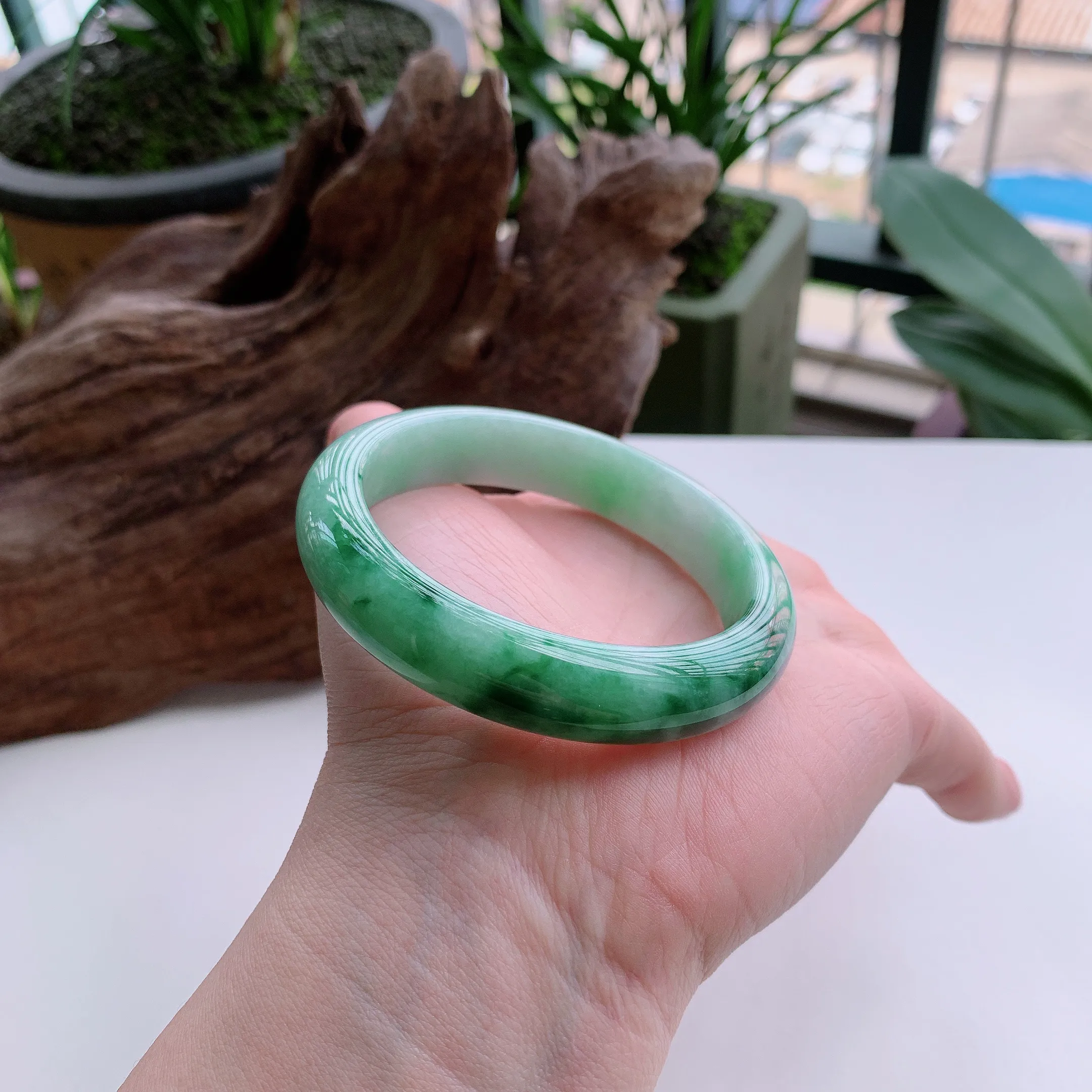 正圈55圈口，天然A货翡翠冰糯种春彩飘阳绿玉手镯，水润秀丽，飘花灵动，种水十足，视觉甜美可人，恰到好处的美，十分高雅耐看，条形优美，上手优雅大方。54.62