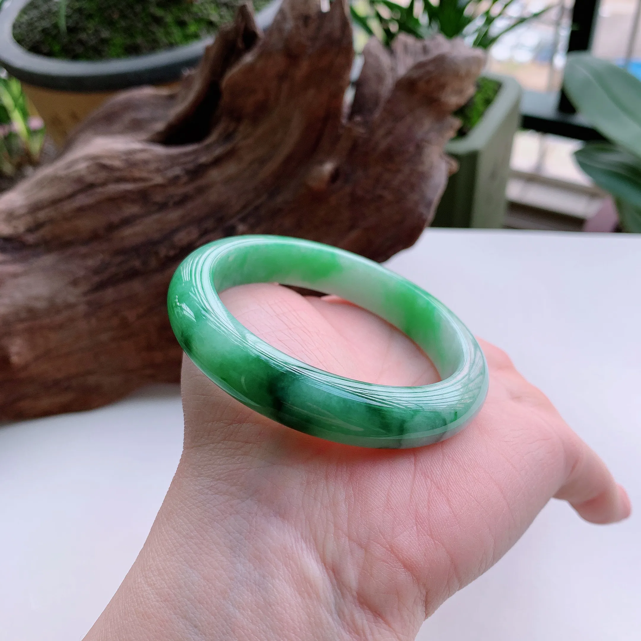 正圈55圈口，天然A货翡翠冰糯种春彩飘阳绿玉手镯，水润秀丽，飘花灵动，种水十足，视觉甜美可人，恰到好处的美，十分高雅耐看，条形优美，上手优雅大方。52.42