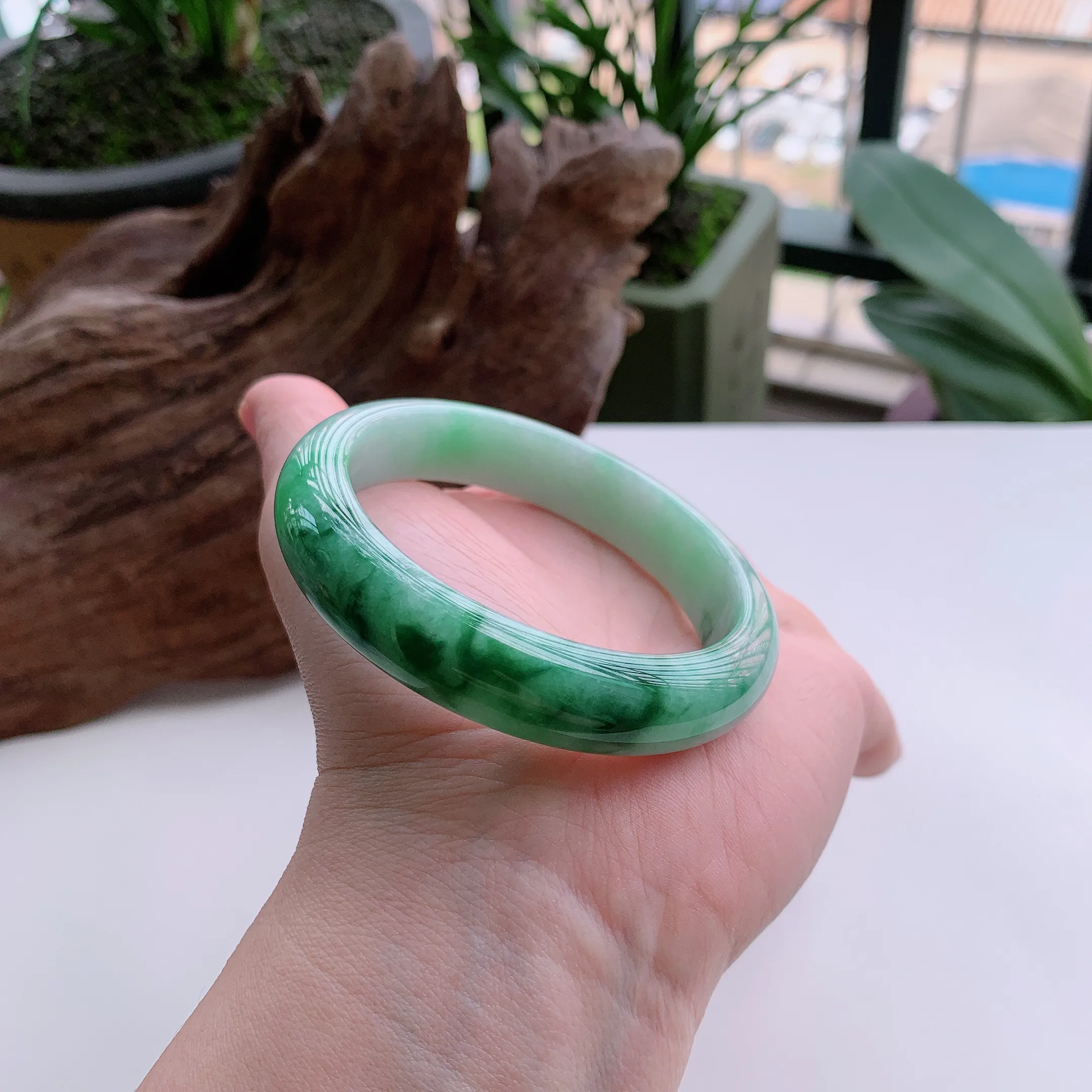 正圈55圈口，天然A货翡翠冰糯种春彩飘阳绿玉手镯，水润秀丽，飘花灵动，种水十足，视觉甜美可人，恰到好处的美，十分高雅耐看，条形优美，上手优雅大方。54.62