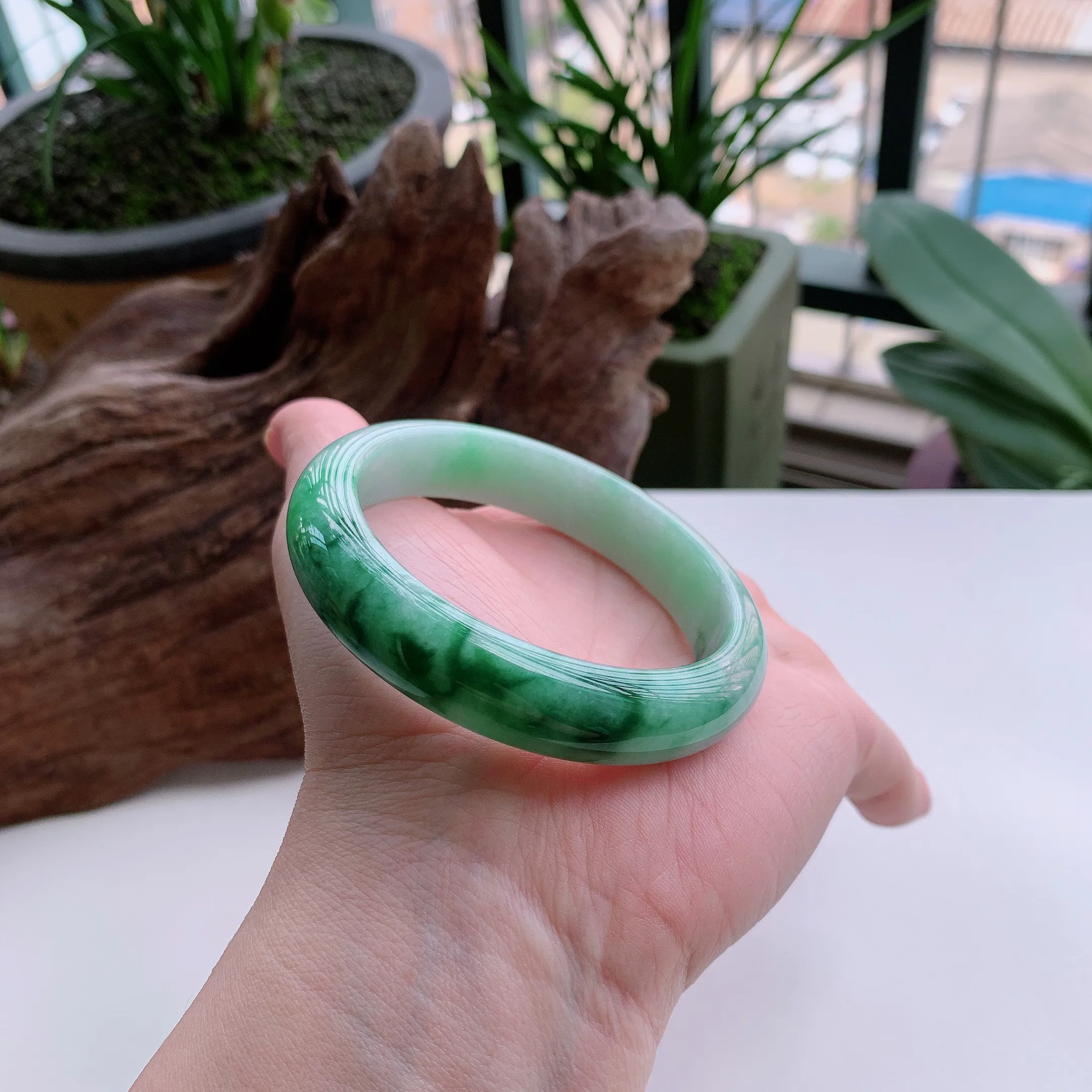 正圈55圈口，天然A货翡翠冰糯种春彩飘阳绿玉手镯，水润秀丽，飘花灵动，种水十足，视觉甜美可人，恰到好处的美，十分高雅耐看，条形优美，上手优雅大方。54.62