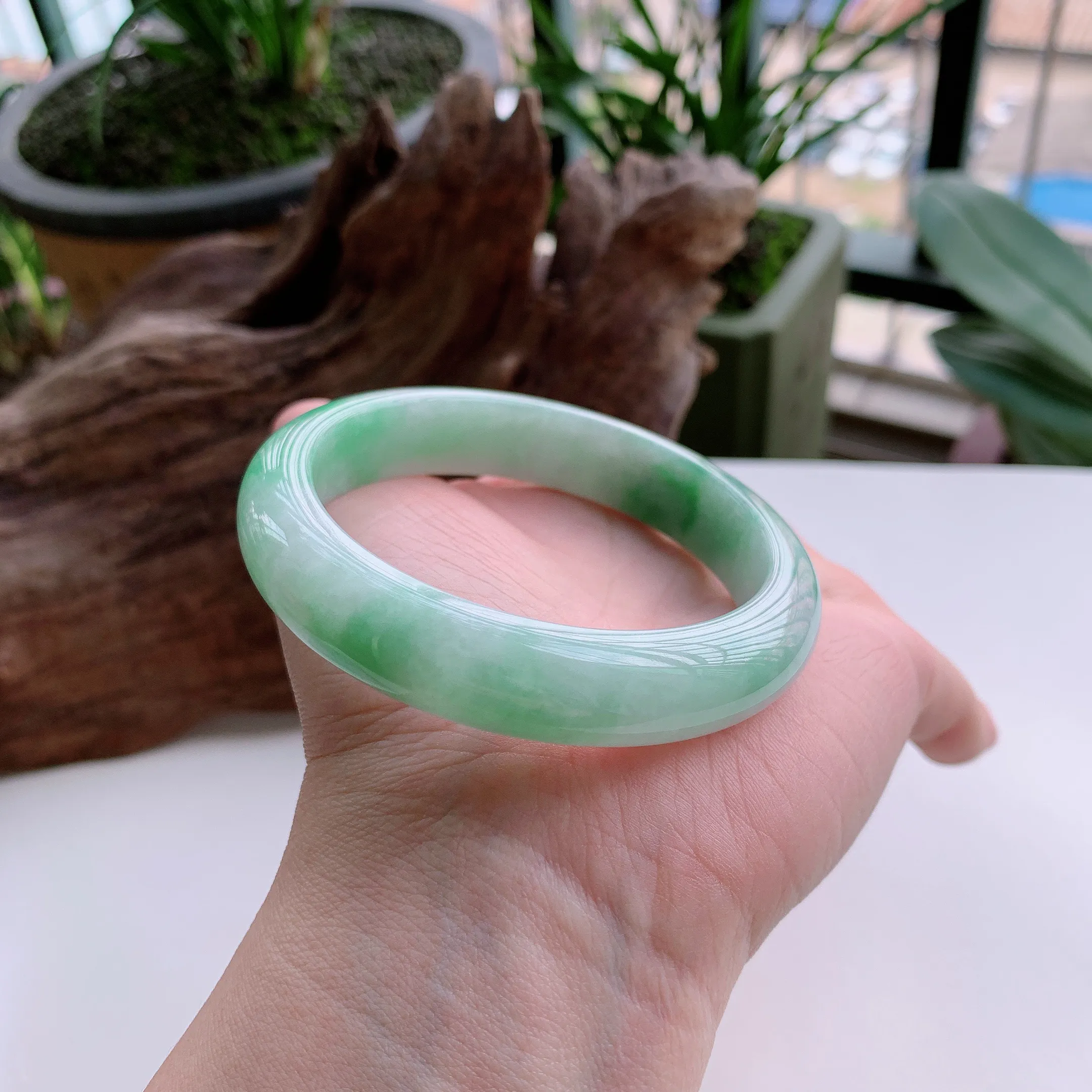 正圈57圈口，天然A货翡翠冰糯种春彩飘阳绿玉手镯，水润秀丽，飘花灵动，种水十足，视觉甜美可人，恰到好处的美，十分高雅耐看，条形优美，上手优雅大方。61.72
