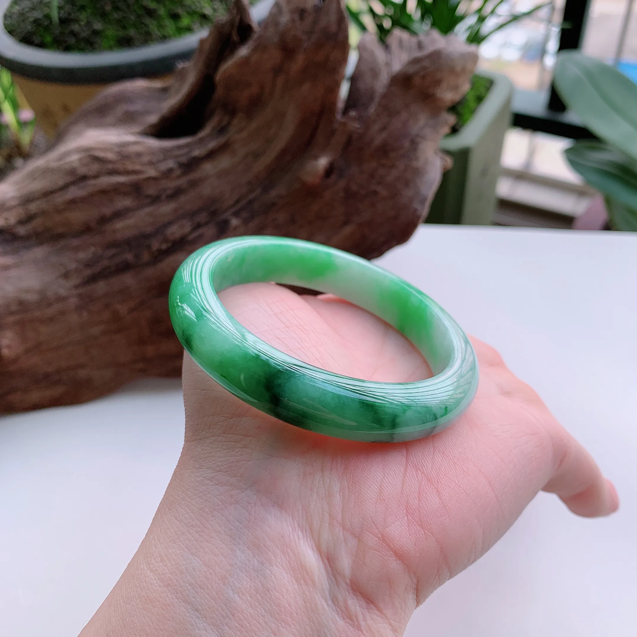 正圈55圈口，天然A货翡翠冰糯种春彩飘阳绿玉手镯，水润秀丽，飘花灵动，种水十足，视觉甜美可人，恰到