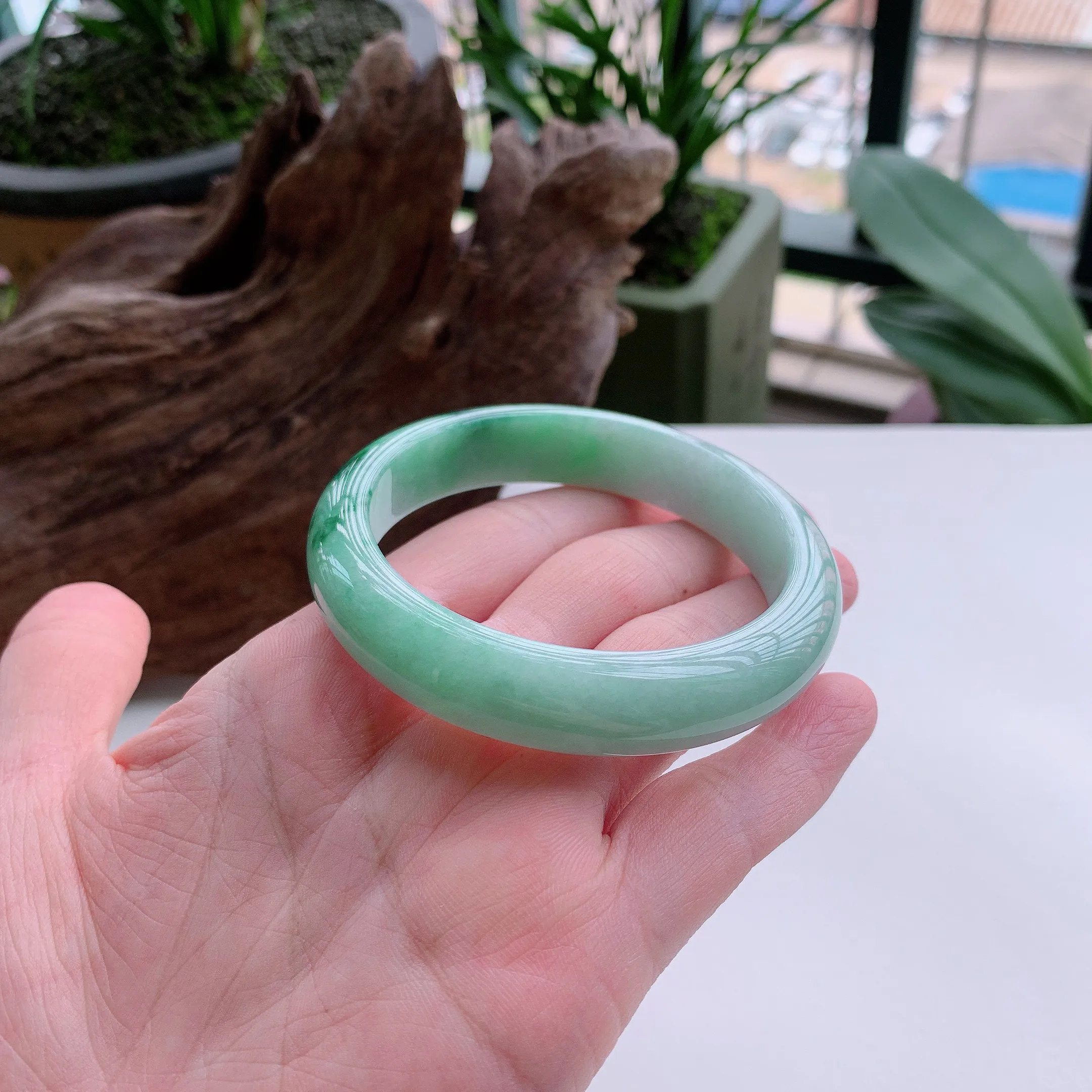 正圈57圈口，天然A货翡翠冰糯种飘阳绿玉手镯，水润秀丽，飘花灵动，种水十足，视觉甜美可人，恰到好处的美，十分高雅耐看，条形优美，上手优雅大方。63.13