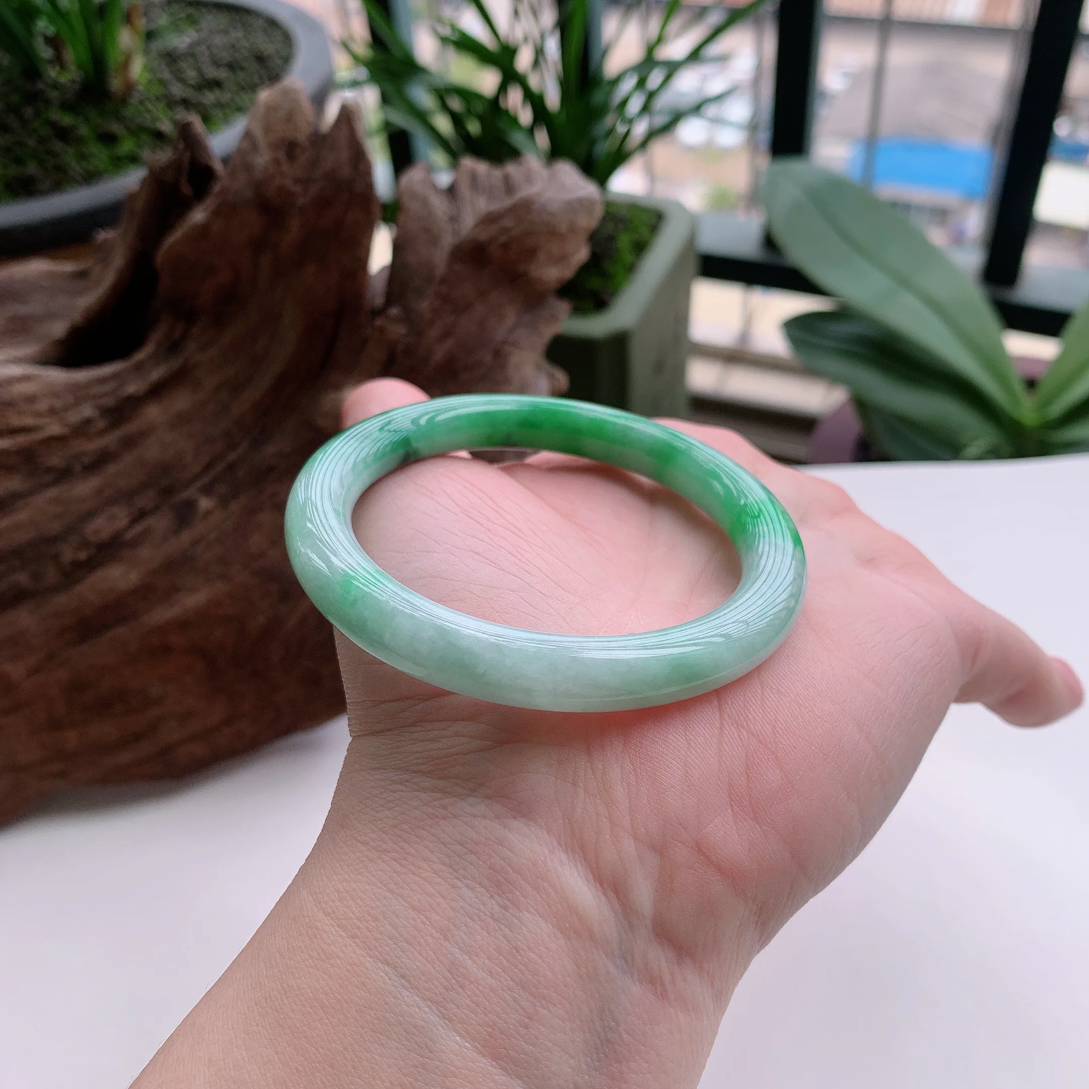 圆条53圈口，天然A货翡翠冰糯种飘阳绿玉手镯，水润秀丽，飘花灵动，种水十足，视觉甜美可人，恰到好处的美，十分高雅耐看，条形优美，上手优雅大方。37.19