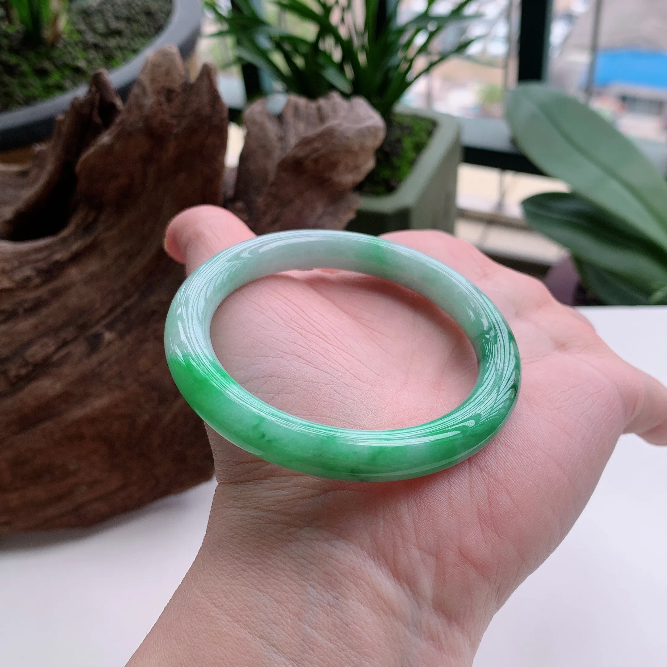 圆条53圈口，天然A货翡翠冰糯种飘阳绿玉手镯，水润秀丽，飘花灵动，种水十足，视觉甜美可人，恰到好处的美，十分高雅耐看，条形优美，上手优雅大方。37.19