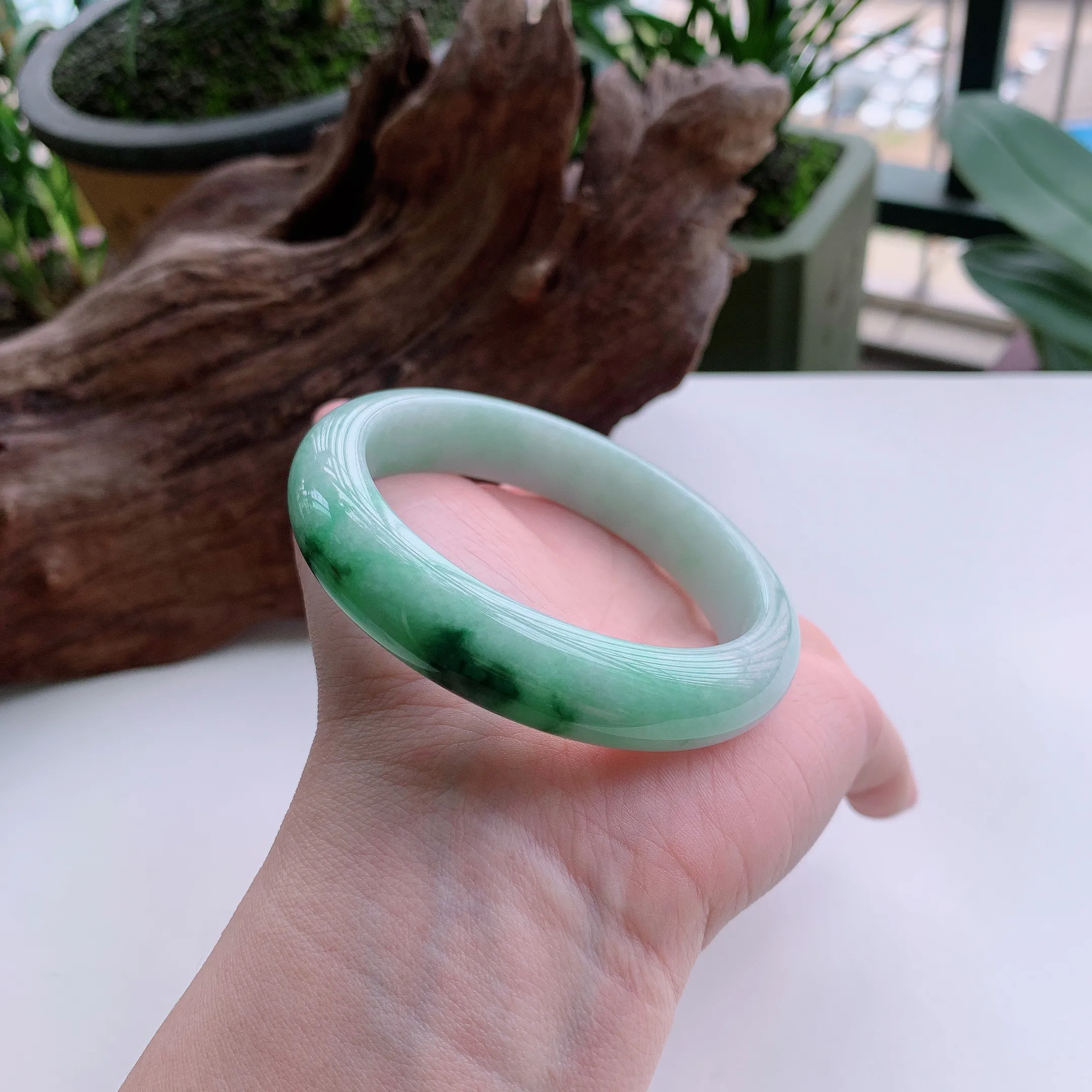 正圈57圈口，天然A货翡翠冰糯种飘阳绿玉手镯，水润秀丽，飘花灵动，种水十足，视觉甜美可人，恰到好处的美，十分高雅耐看，条形优美，上手优雅大方。63.13