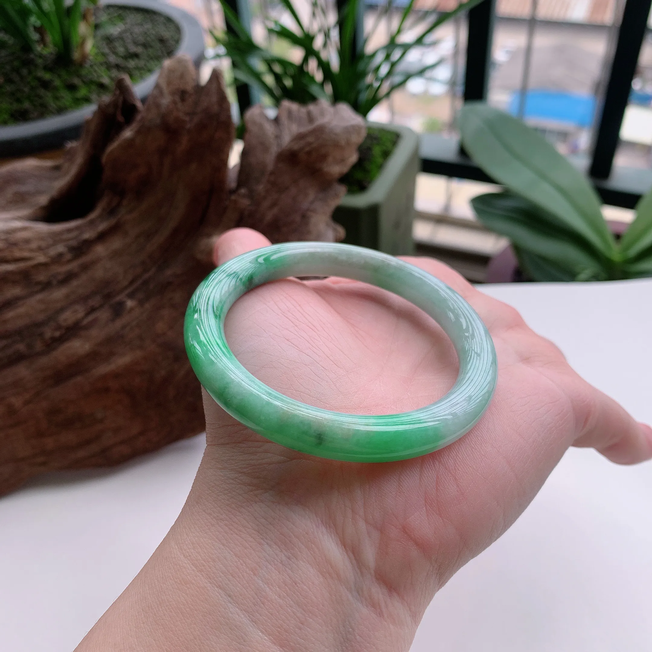 圆条53圈口，天然A货翡翠冰糯种飘阳绿玉手镯，水润秀丽，飘花灵动，种水十足，视觉甜美可人，恰到好处的美，十分高雅耐看，条形优美，上手优雅大方。37.19