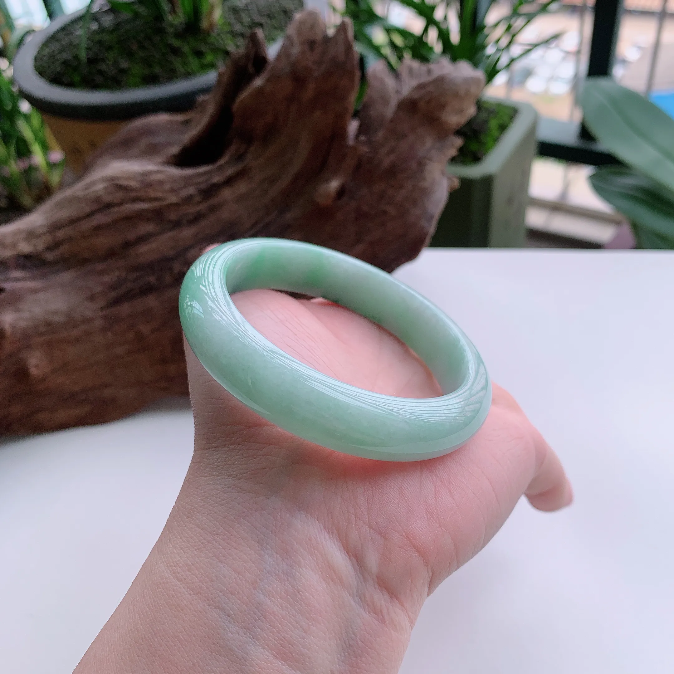 正圈57圈口，天然A货翡翠冰糯种飘阳绿玉手镯，水润秀丽，飘花灵动，种水十足，视觉甜美可人，恰到好处的美，十分高雅耐看，条形优美，上手优雅大方。63.13