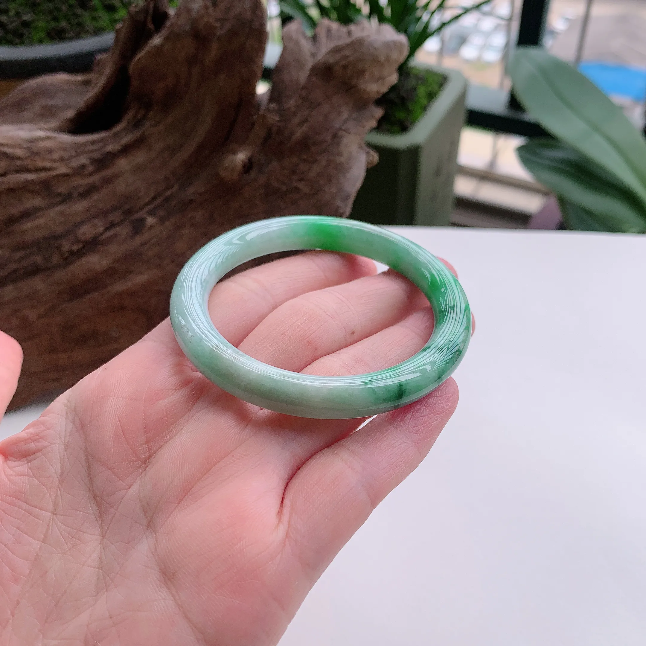 圆条53圈口，天然A货翡翠冰糯种飘阳绿玉手镯，水润秀丽，飘花灵动，种水十足，视觉甜美可人，恰到好处的美，十分高雅耐看，条形优美，上手优雅大方。37.19