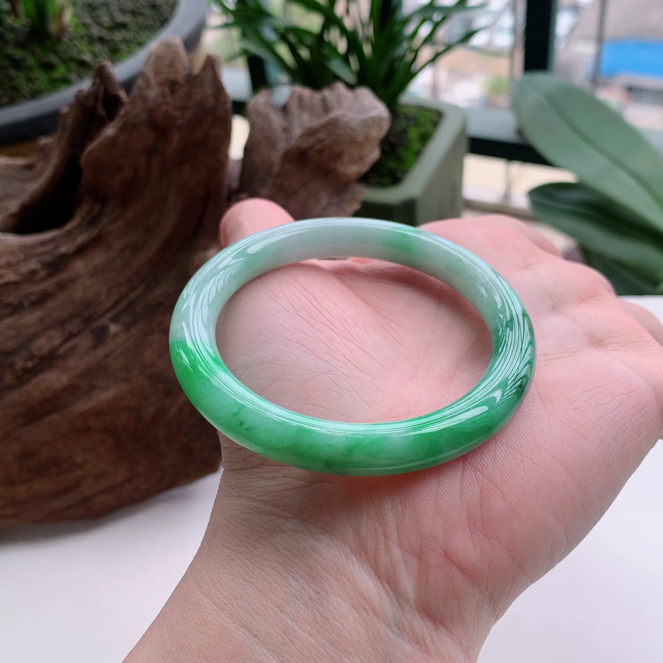 圆条53圈口，天然A货翡翠冰糯种飘阳绿玉手镯，水润秀丽，飘花灵动，种水十足，视觉甜美可人，恰到好处的美，十分高雅耐看，条形优美，上手优雅大方。37.19