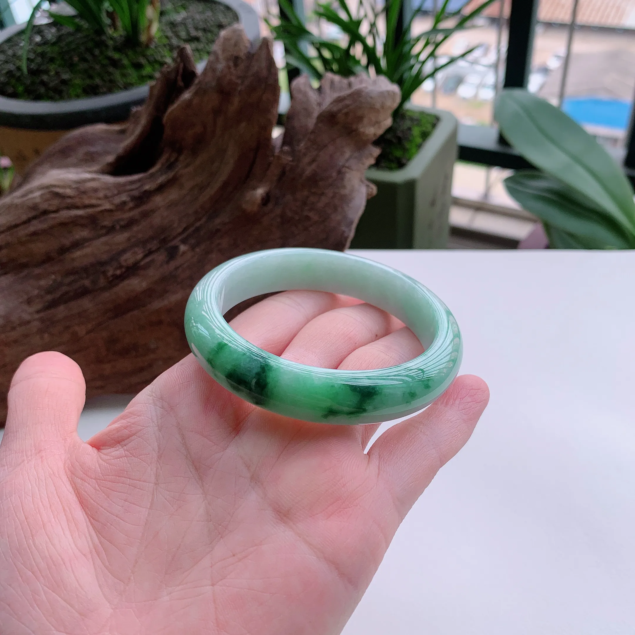 正圈57圈口，天然A货翡翠冰糯种飘阳绿玉手镯，水润秀丽，飘花灵动，种水十足，视觉甜美可人，恰到好处的美，十分高雅耐看，条形优美，上手优雅大方。63.13