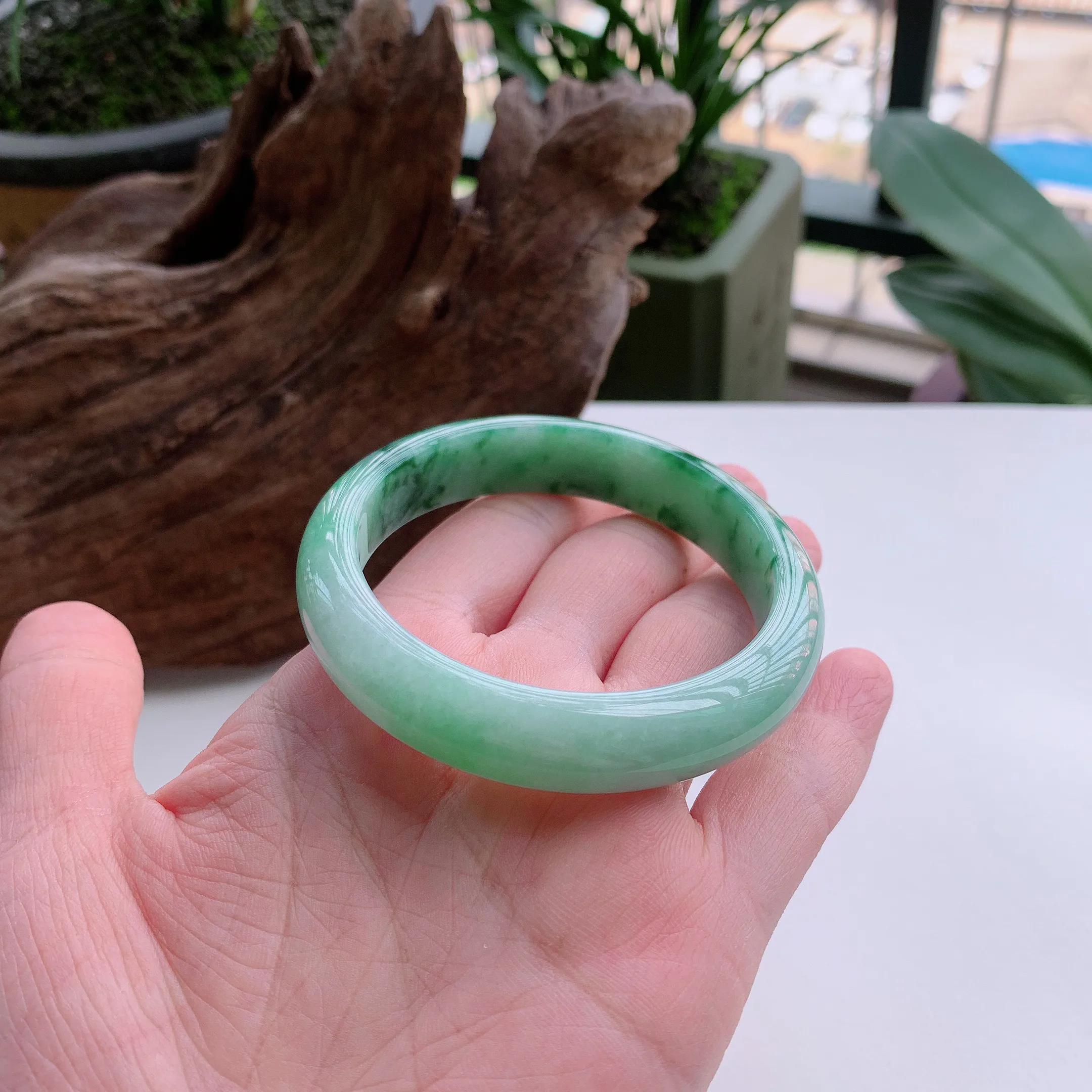 正圈55圈口，天然A货翡翠冰糯种飘阳绿玉手镯，水润秀丽，飘花灵动，种水十足，视觉甜美可人，恰到好处的美，十分高雅耐看，条形优美，上手优雅大方。54.62