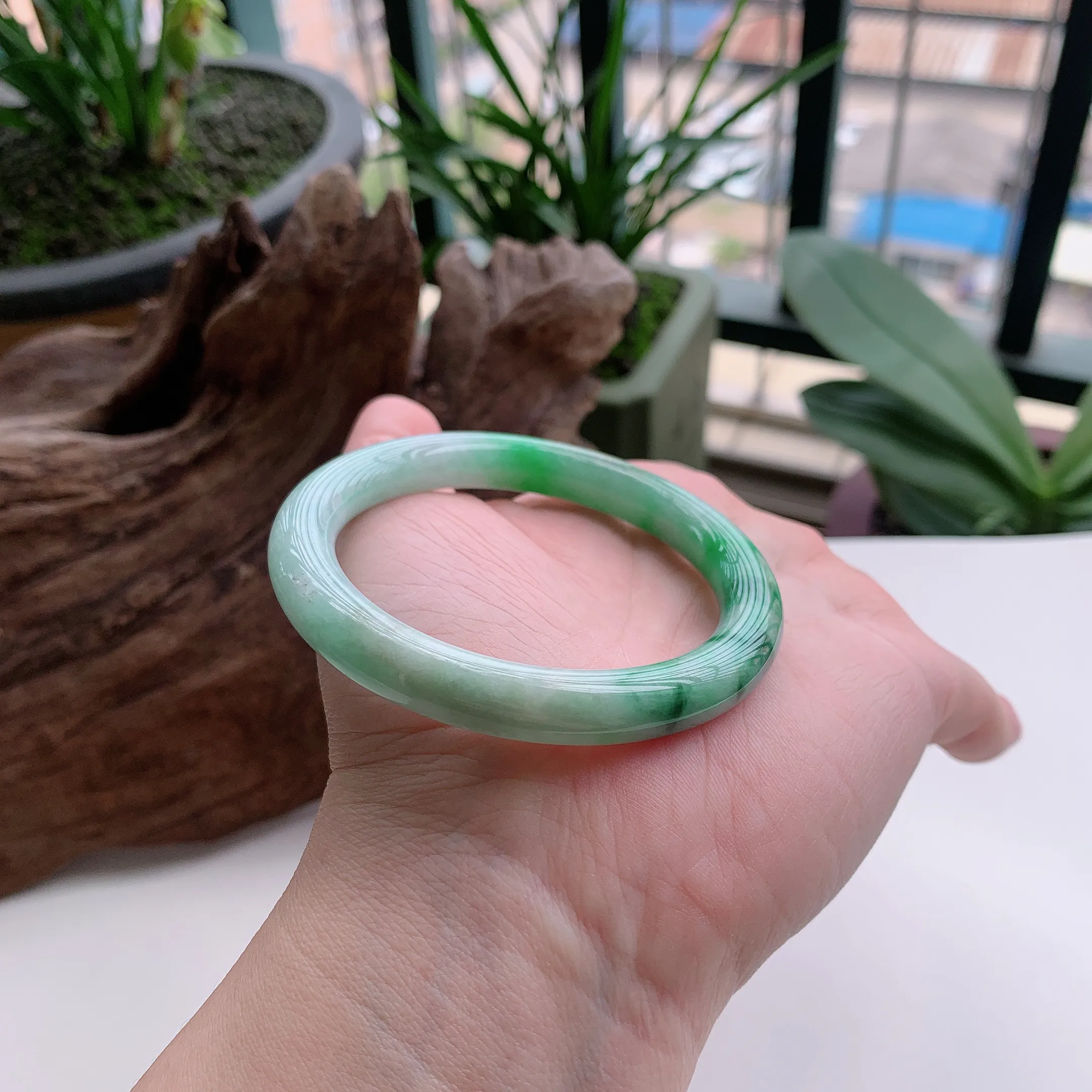圆条53圈口，天然A货翡翠冰糯种飘阳绿玉手镯，水润秀丽，飘花灵动，种水十足，视觉甜美可人，恰到好处的美，十分高雅耐看，条形优美，上手优雅大方。37.19