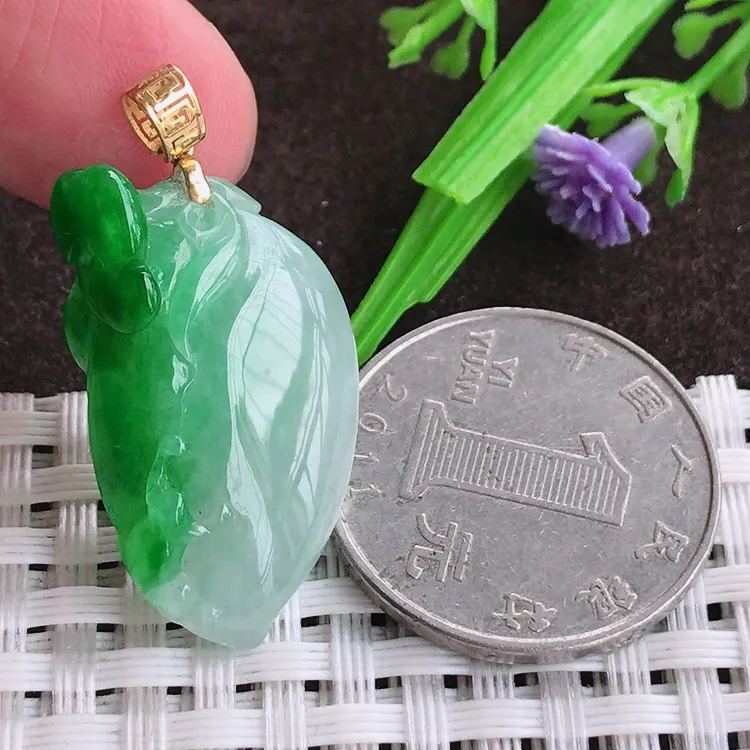 自然光实拍，老坑18k金镶嵌阳绿飘桃子寿桃吊坠，玉质温润，冰莹起胶，色泽鲜美，均匀靓丽，雕工精湛，意境优美，清秀灵气，高档大气，尺寸28/17.2/7.8
