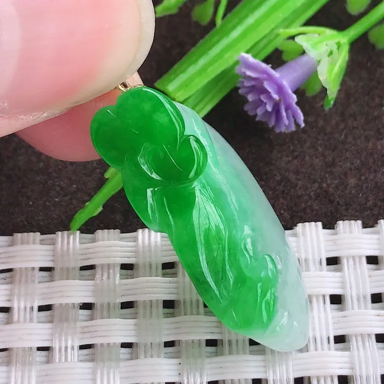 自然光实拍，老坑18k金镶嵌阳绿飘桃子寿桃吊坠，玉质温润，冰莹起胶，色泽鲜美，均匀靓丽，雕工精湛，意境优美，清秀灵气，高档大气，尺寸28/17.2/7.8