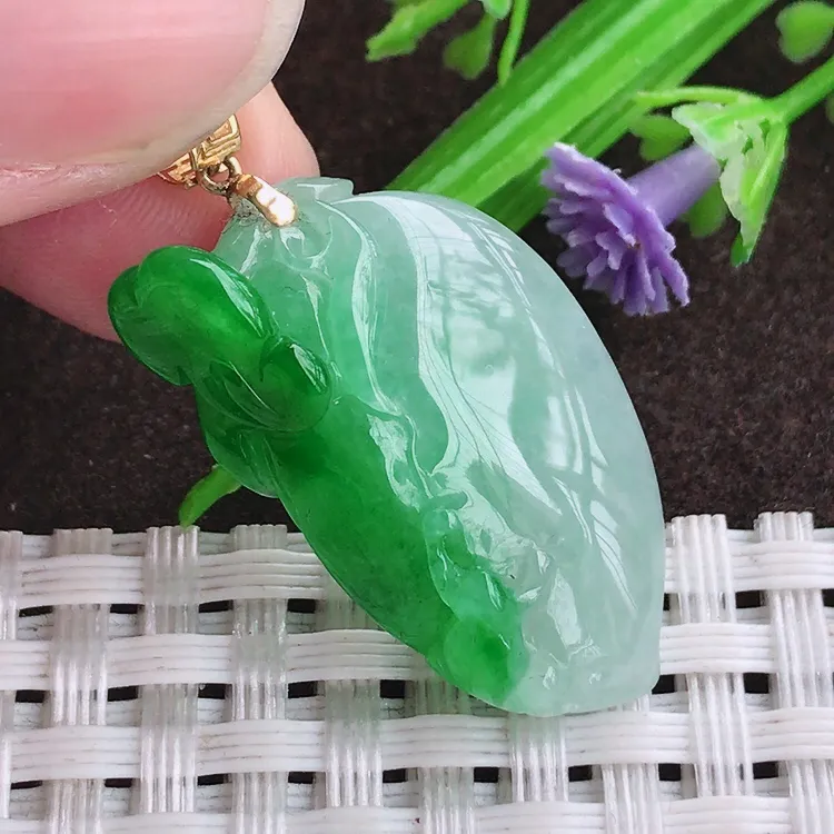自然光实拍，老坑18k金镶嵌阳绿飘桃子寿桃吊坠，玉质温润，冰莹起胶，色泽鲜美，均匀靓丽，雕工精湛，意境优美，清秀灵气，高档大气，尺寸28/17.2/7.8