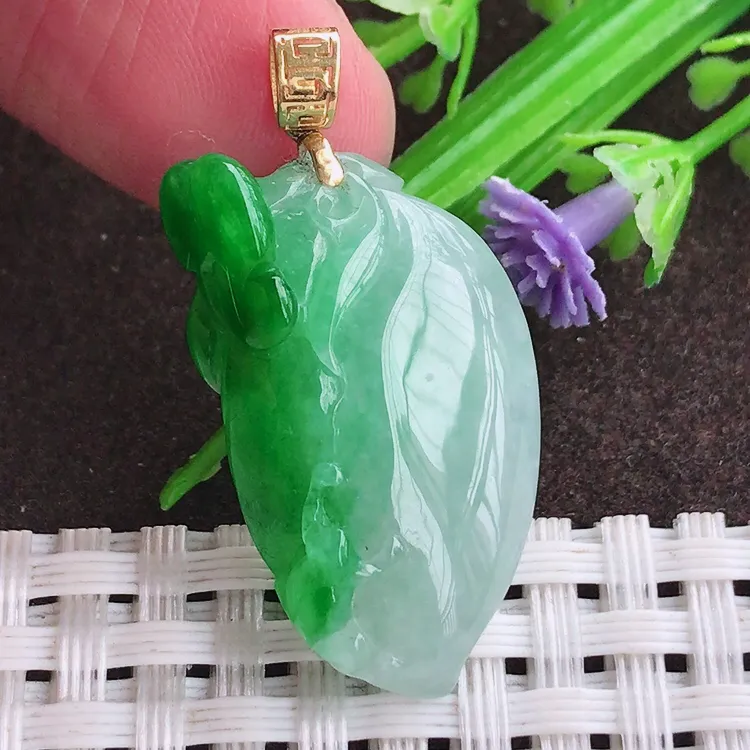 自然光实拍，老坑18k金镶嵌阳绿飘桃子寿桃吊坠，玉质温润，冰莹起胶，色泽鲜美，均匀靓丽，雕工精湛，意境优美，清秀灵气，高档大气，尺寸28/17.2/7.8
