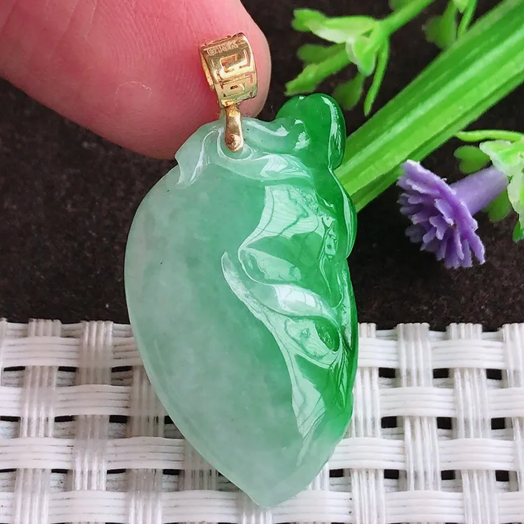 自然光实拍，老坑18k金镶嵌阳绿飘桃子寿桃吊坠，玉质温润，冰莹起胶，色泽鲜美，均匀靓丽，雕工精湛，意境优美，清秀灵气，高档大气，尺寸28/17.2/7.8