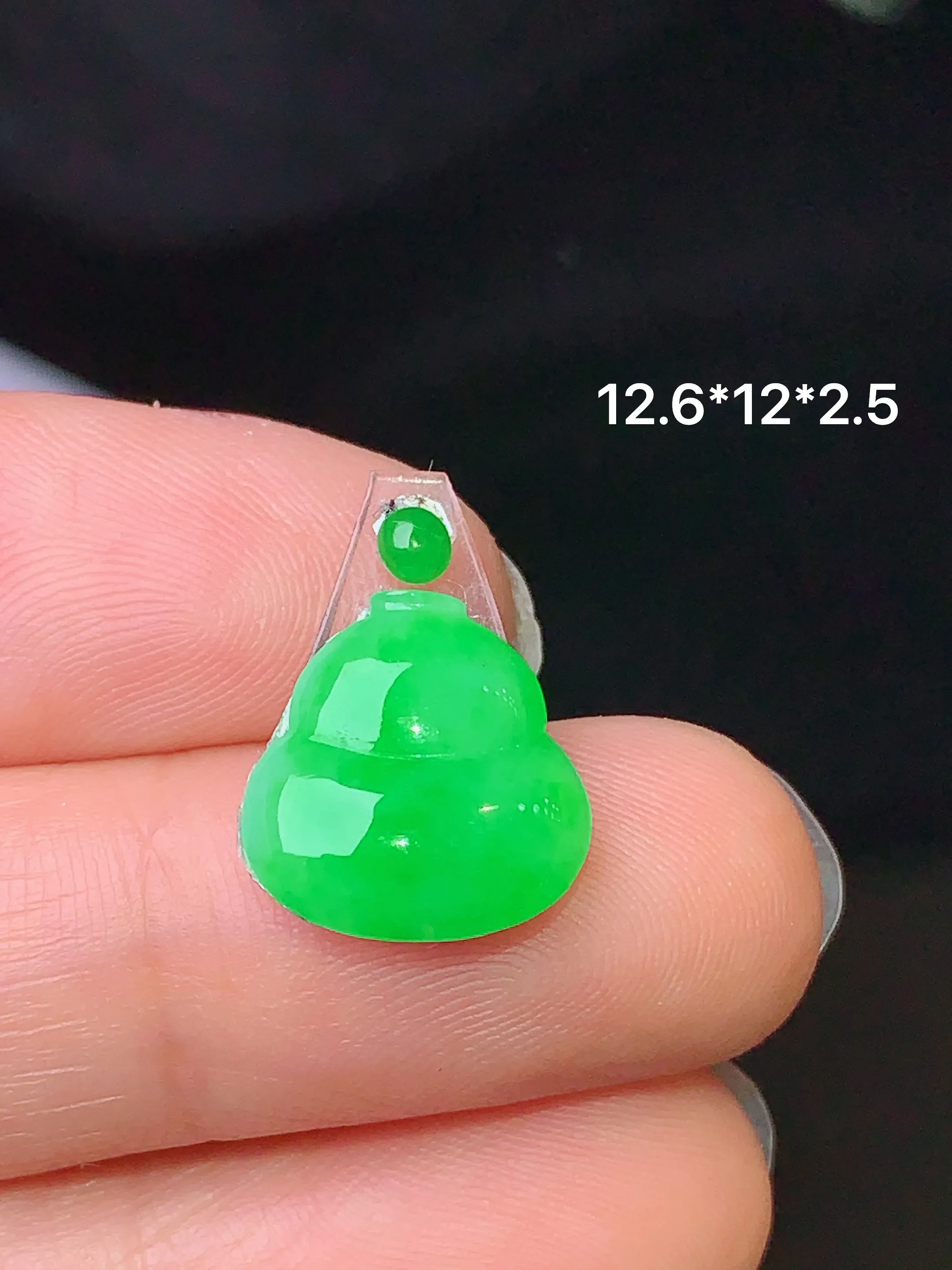 镶嵌款 翠绿葫芦吊坠 玉质细腻 色泽清新艳丽 整体尺寸12.6*12*2.5