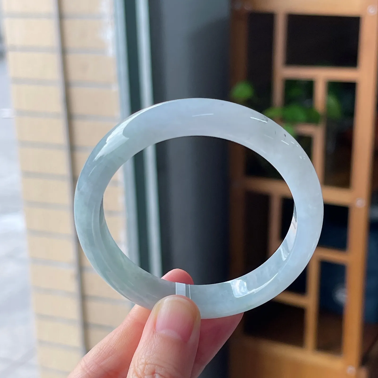 正圈54.5圈口，翡翠冰糯种飘绿手镯