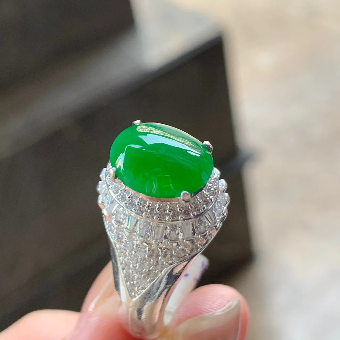冰辣绿蛋面，颜色漂亮，种好水润，铜托
