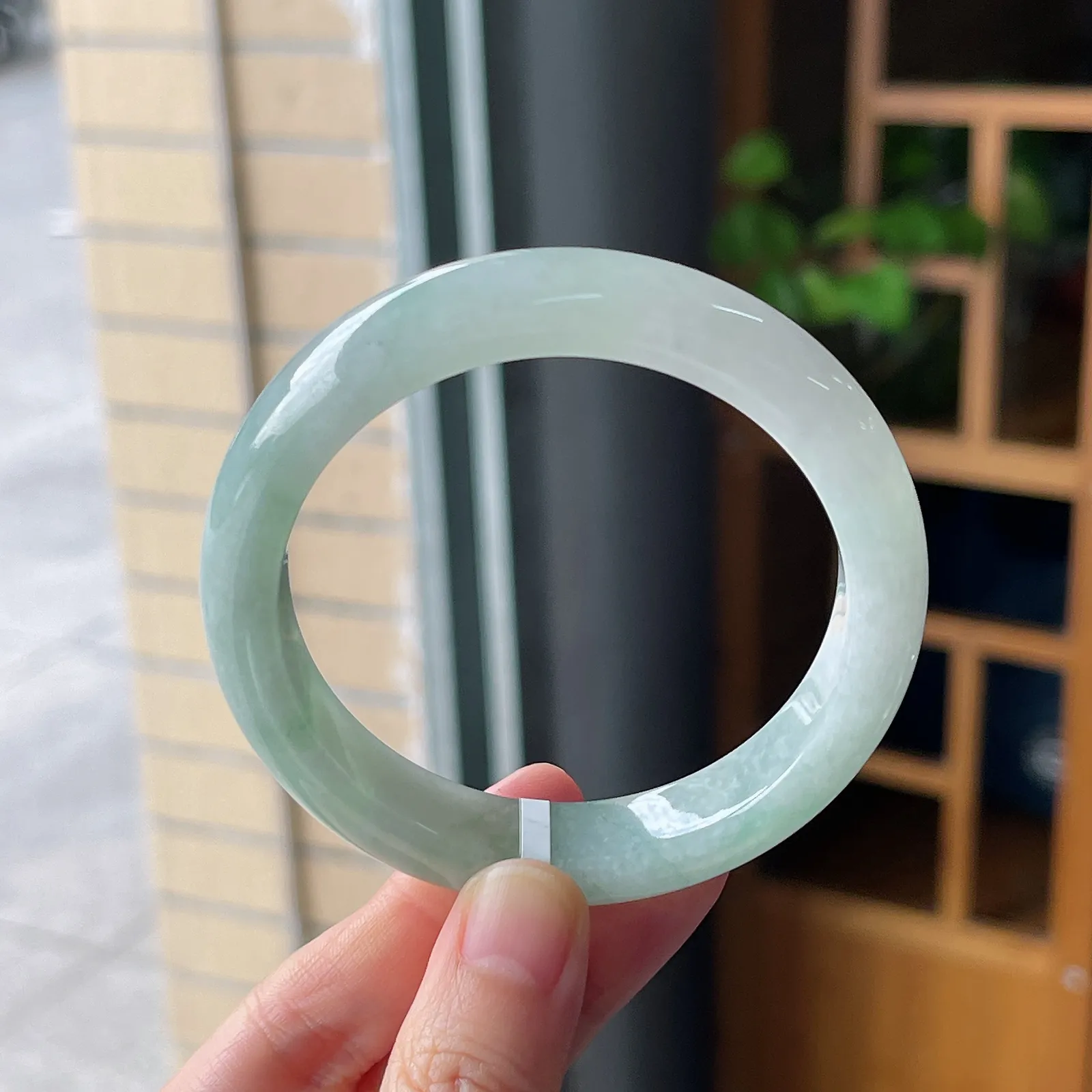 正圈55.5圈口，翡翠冰糯种飘绿手镯