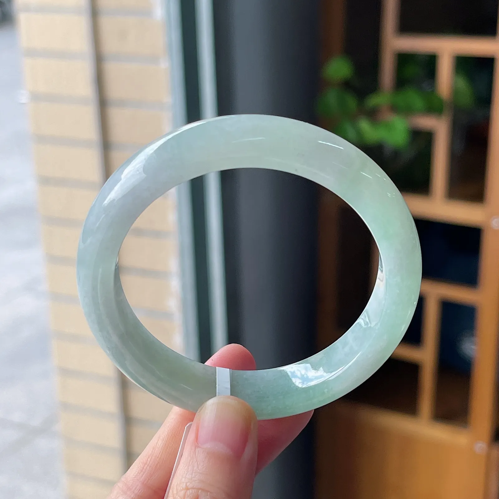 正圈55.5圈口，翡翠冰糯种飘绿手镯