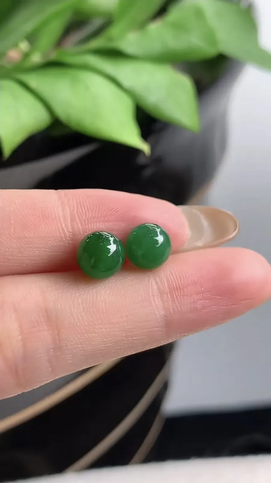 a货翡翠老坑冰种满绿圆珠转运珠镶嵌件一对 尺寸7.3mm