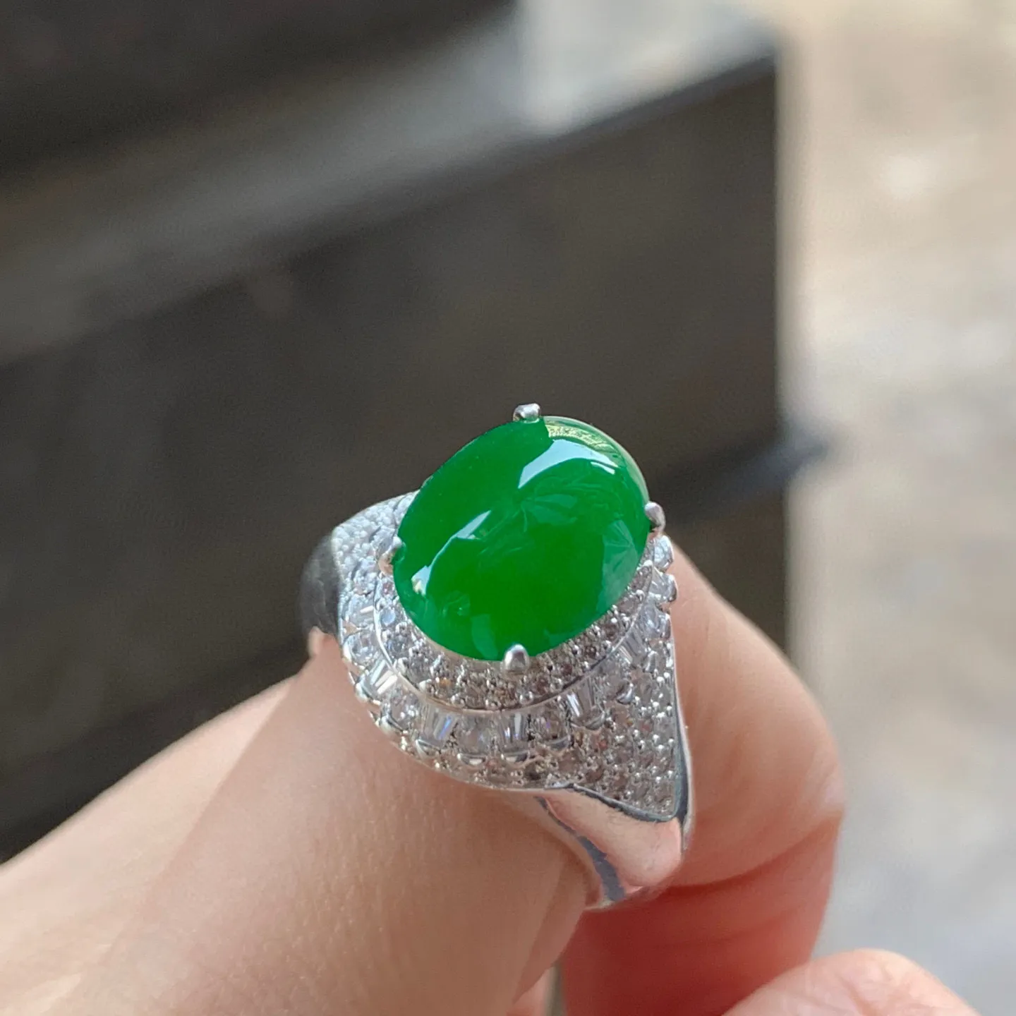 冰辣绿蛋面，颜色漂亮，种好水润，铜托