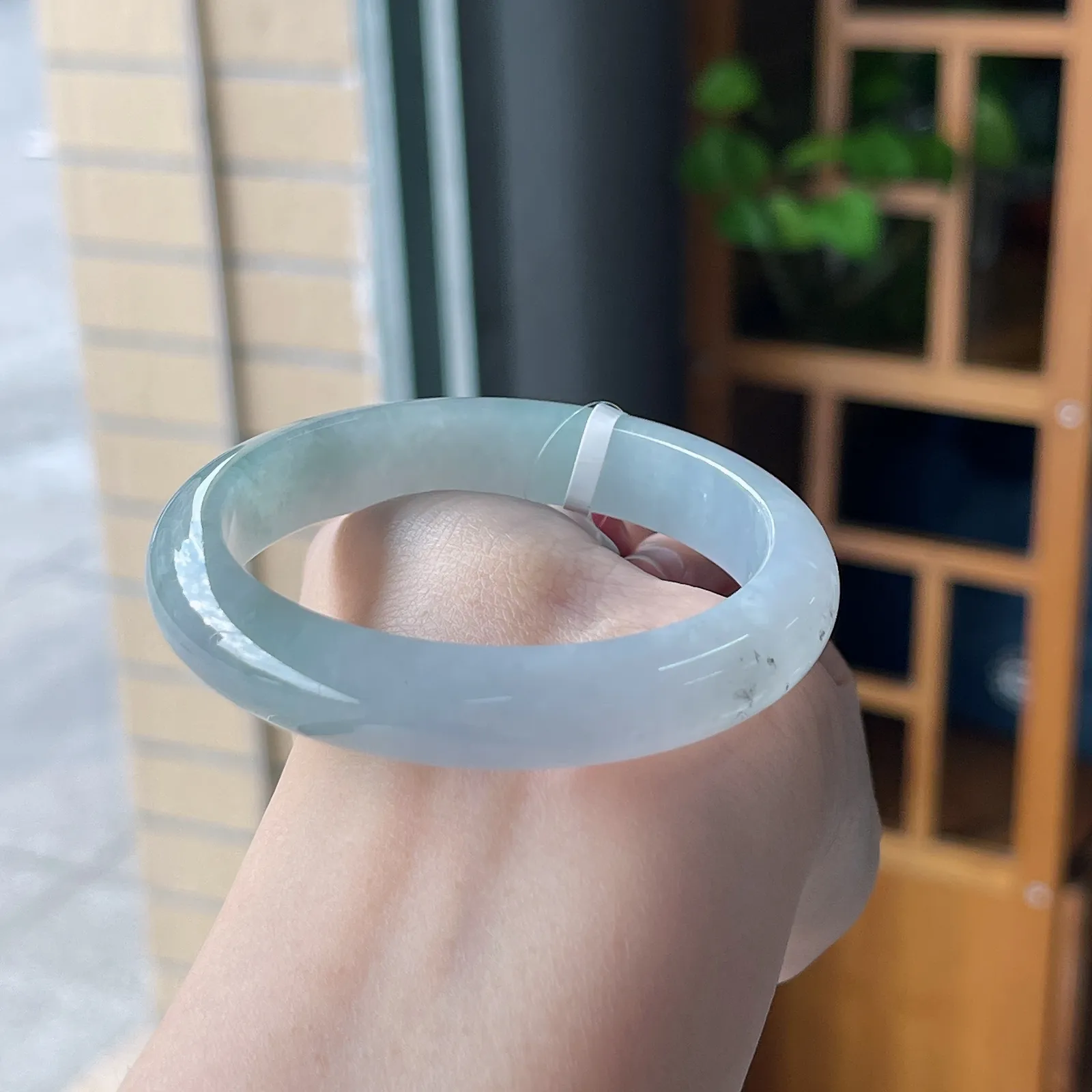 正圈54.5圈口，翡翠冰糯种飘绿手镯