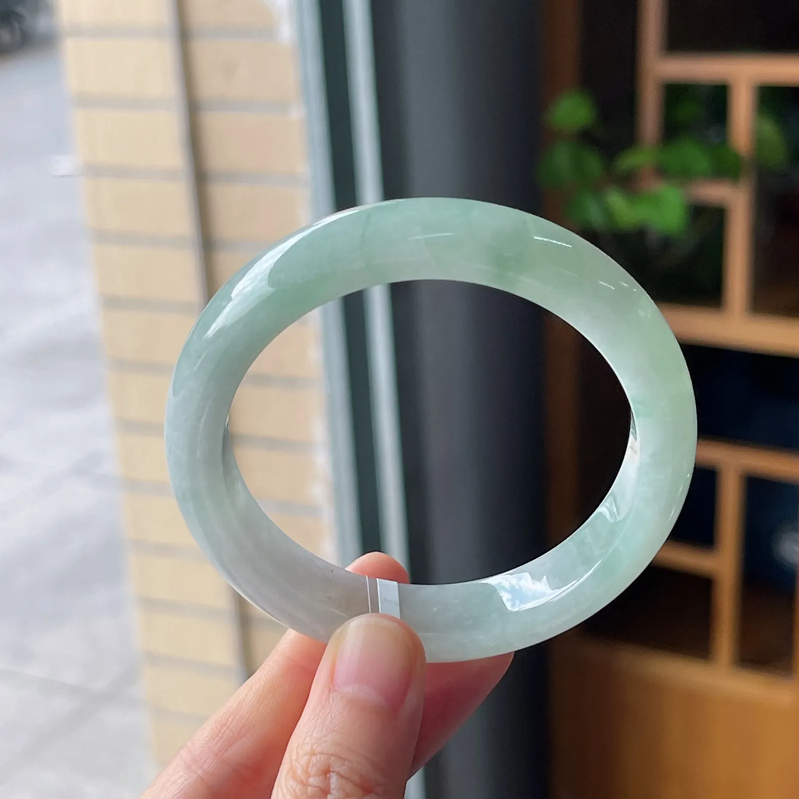 正圈55.5圈口，翡翠冰糯种飘绿手镯