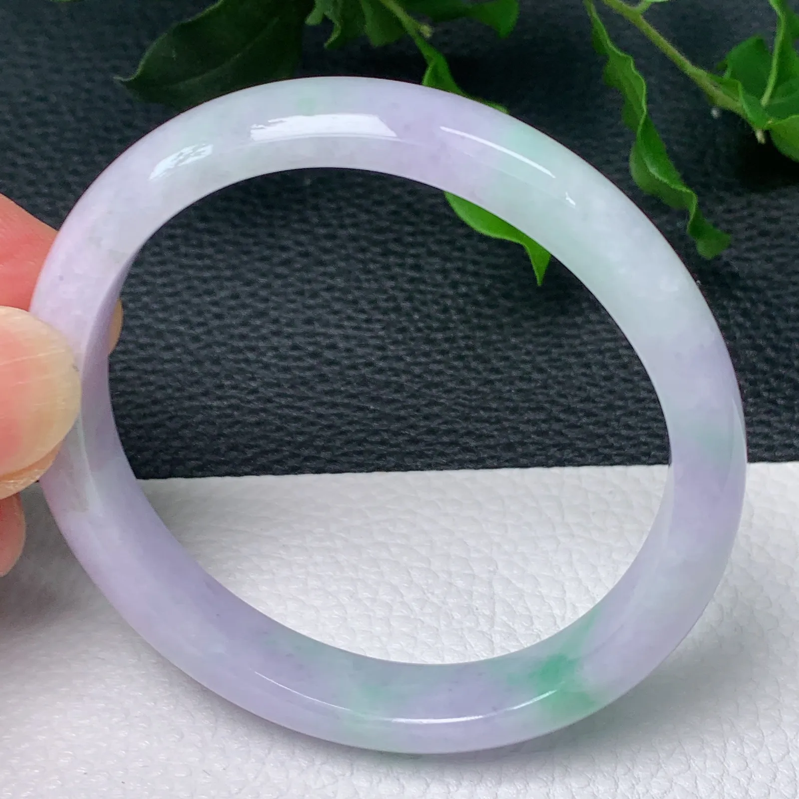 天然翡翠圈口51-52老坑春带彩贵妃手镯 玉质细腻 种水好 尺寸：52.8-47.7-9.8-6.4mm Q26