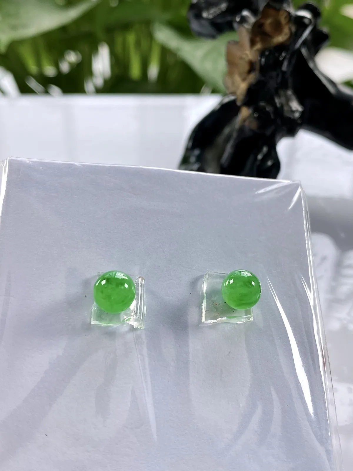缅甸天然翡翠A货，卡6.6高冰种起光起胶满绿冰阳绿圆珠一对镶嵌件，尺寸：6.6mm/2颗，重量：3.