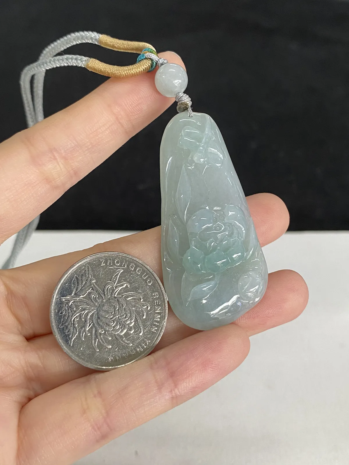 翡翠糯化种白色翡翠，配珠未测