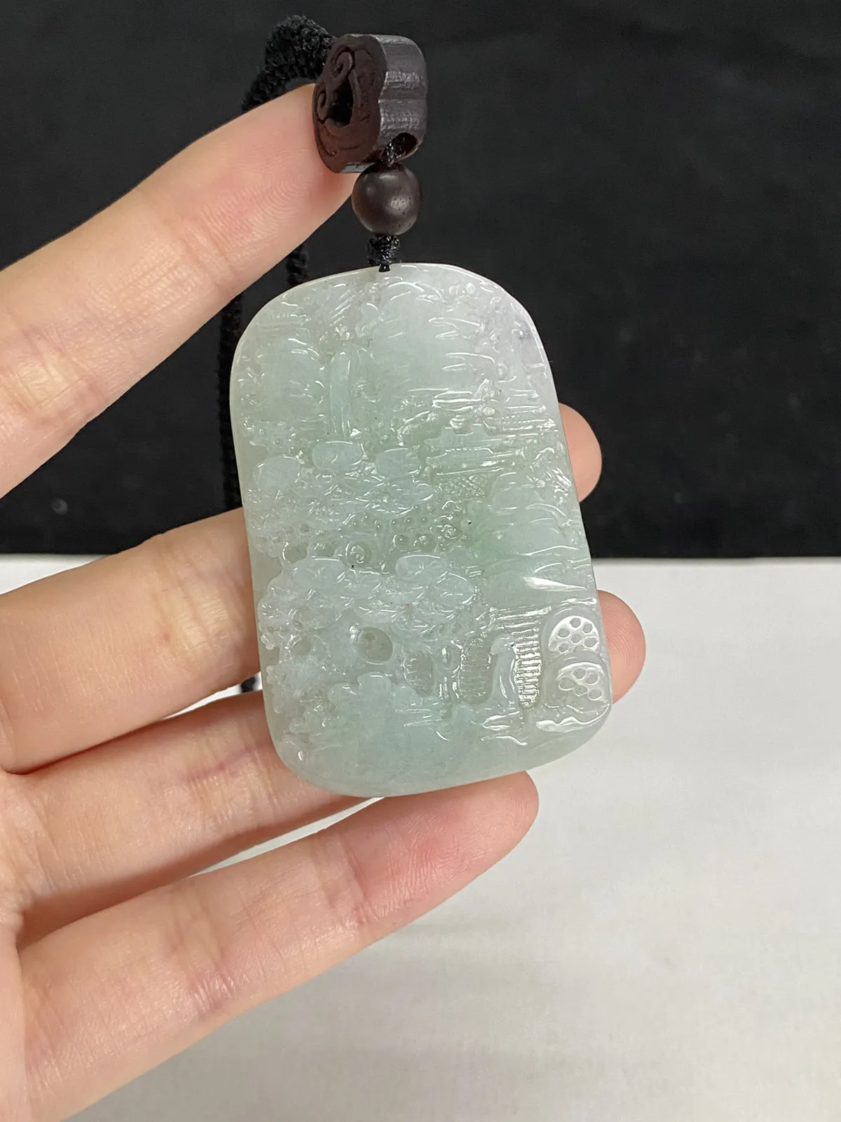 翡翠糯化种白色山水牌，配珠未测