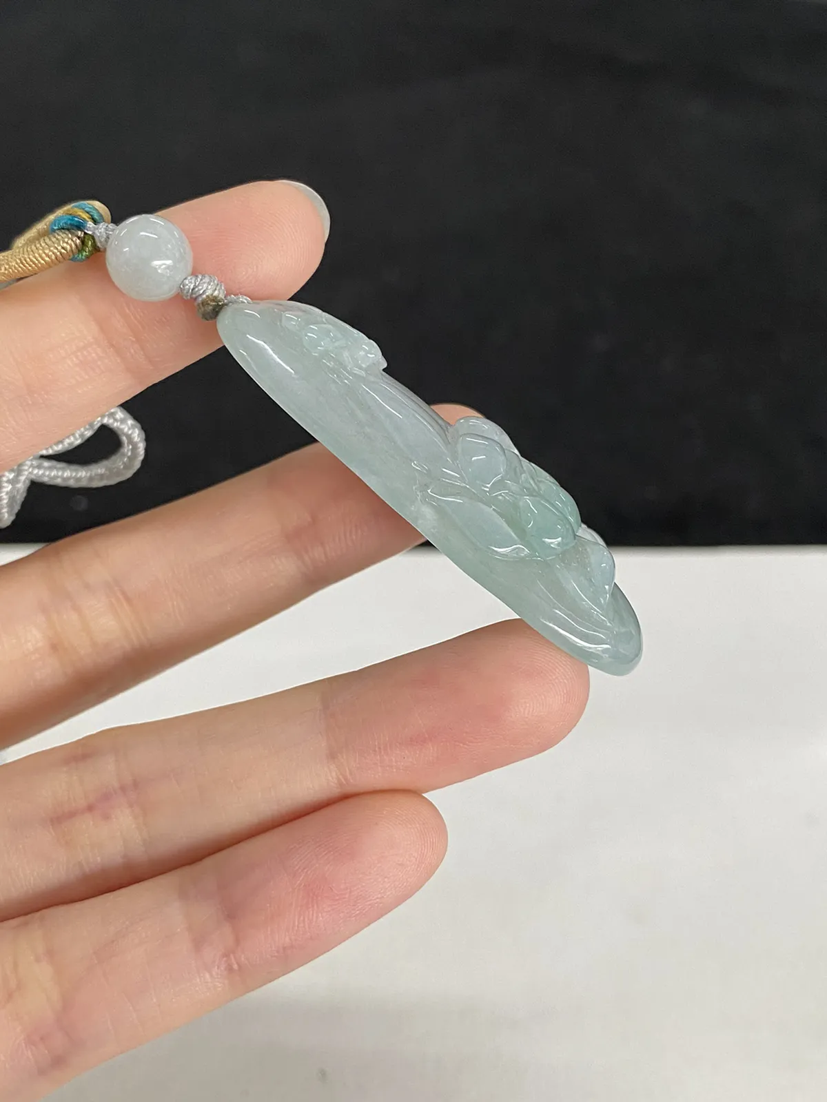 翡翠糯化种白色翡翠，配珠未测