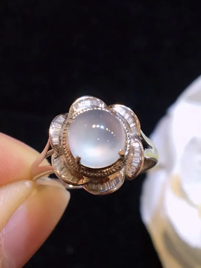 冰种蛋面戒指 、真金真钻镶嵌，种水好，玉质细腻 .裸石尺寸 7.2*6.8