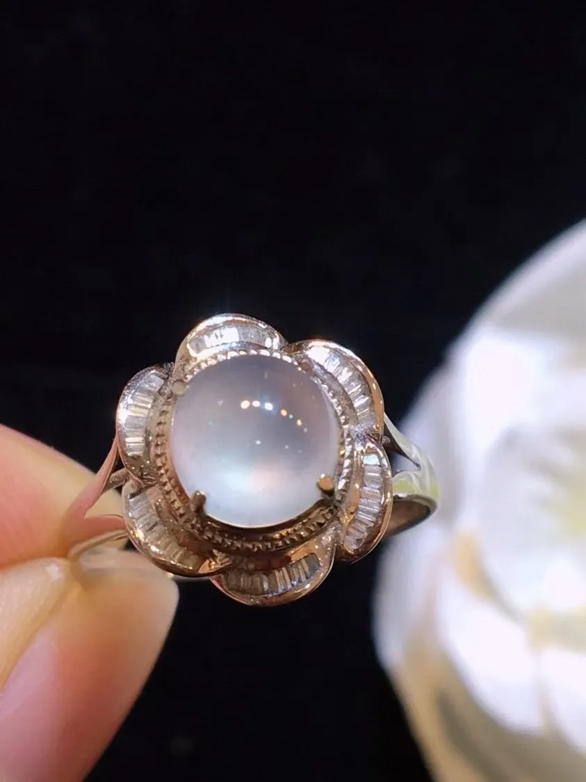 冰种蛋面戒指 、真金真钻镶嵌，种水好，玉质细腻 .裸石尺寸 7.2*6.8