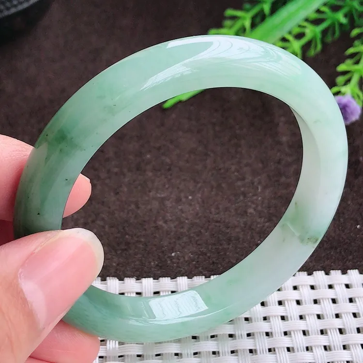 自然光，54.8圈口，老坑温润半山半水飘花手镯，翡翠玉镯，玉质细腻，冰莹起胶，色泽鲜美，均匀靓丽，雕工精湛，意境优美，清秀灵气，优雅气质，尺寸54.8/9.6/8.1