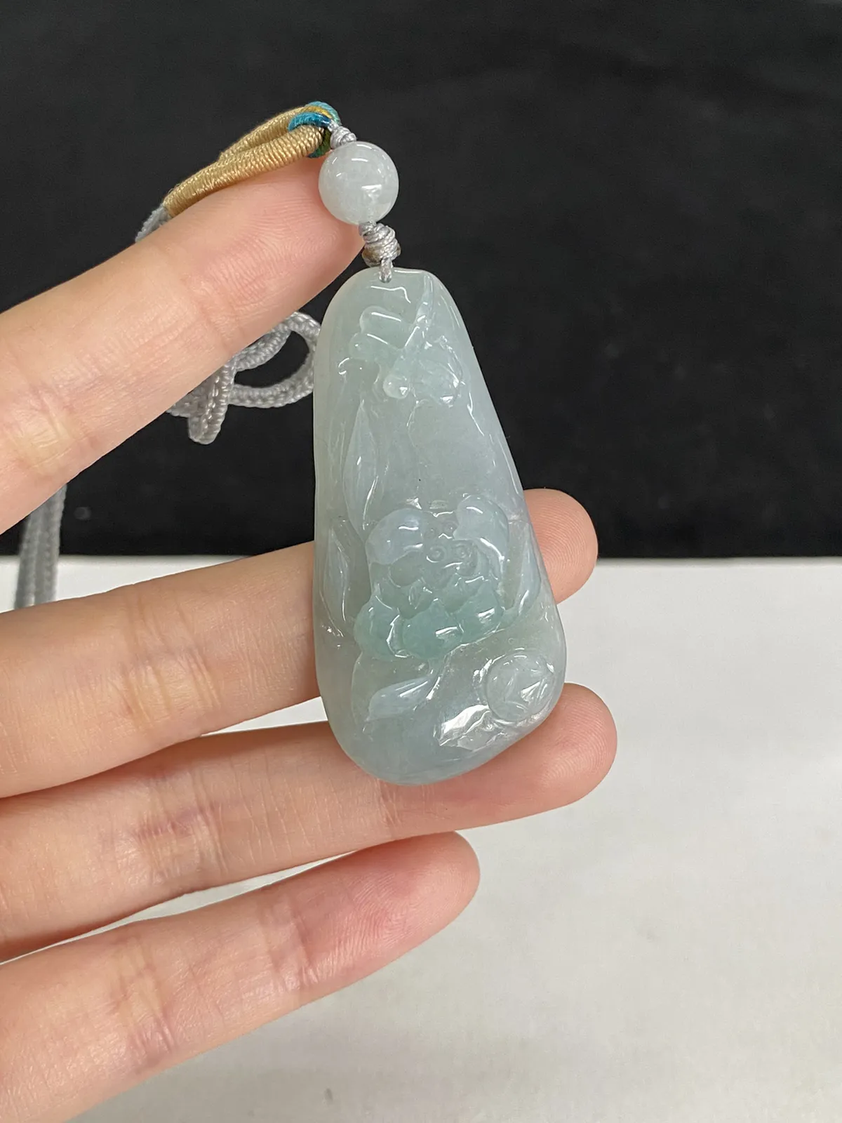 翡翠糯化种白色翡翠，配珠未测