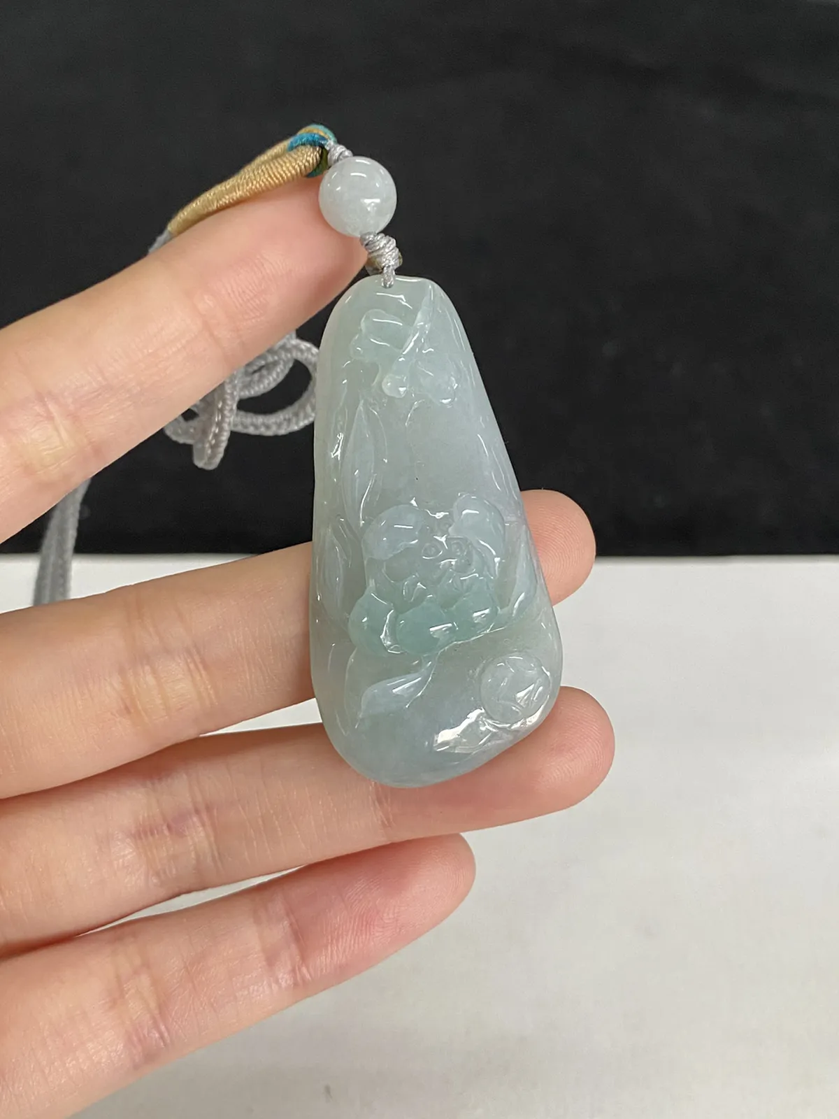 翡翠糯化种白色翡翠，配珠未测