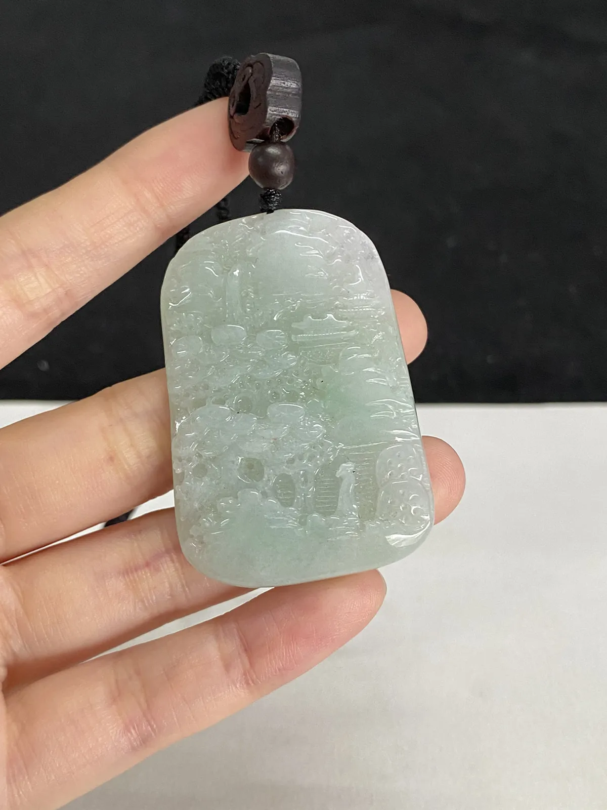 翡翠糯化种白色山水牌，配珠未测