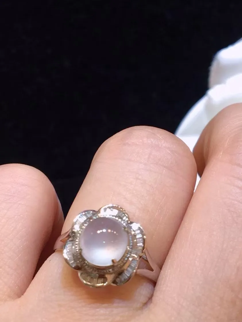 冰种蛋面戒指 、真金真钻镶嵌，种水好，玉质细腻 .裸石尺寸 7.2*6.8