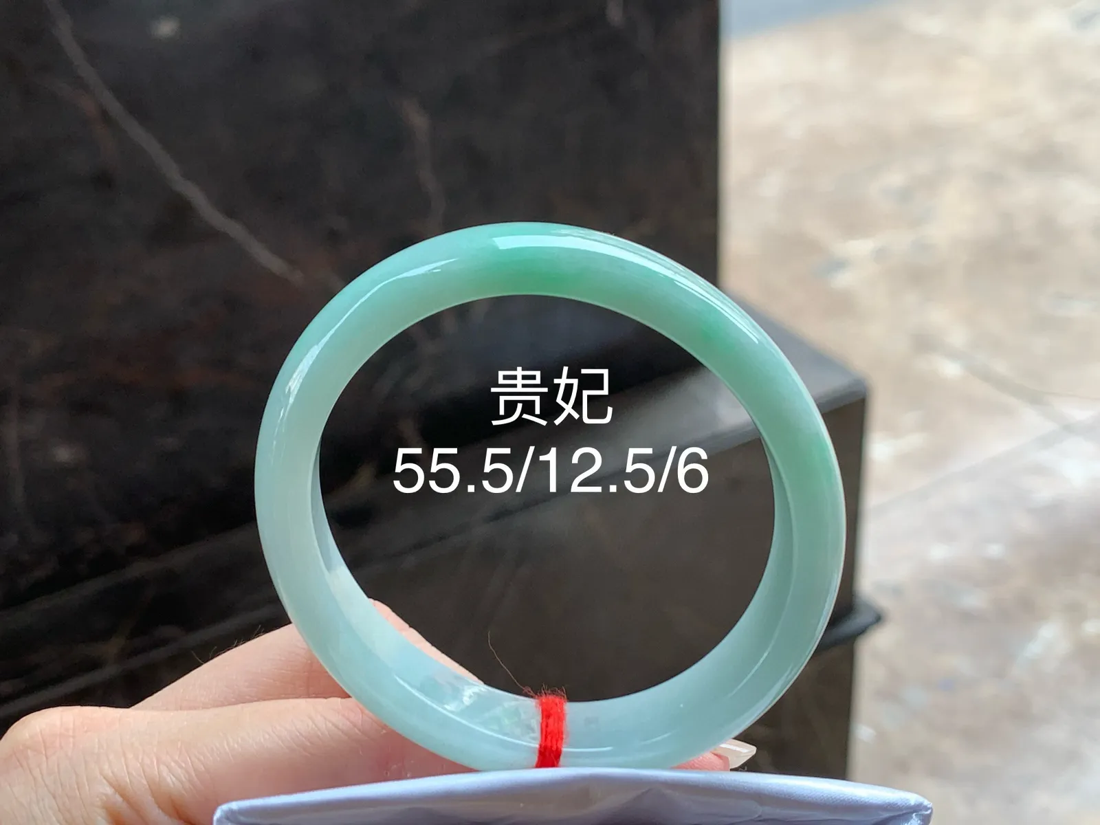 糯种绿底贵妃镯
尺寸：55.5-12.5-6mm
肉质细腻干净～正圈52 53可以戴上手好看