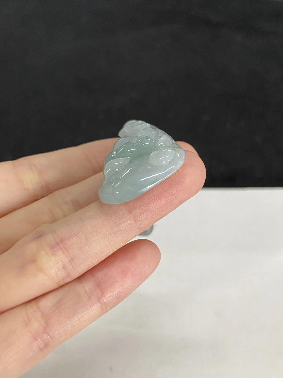翡翠糯化种白色翡翠，配珠未测