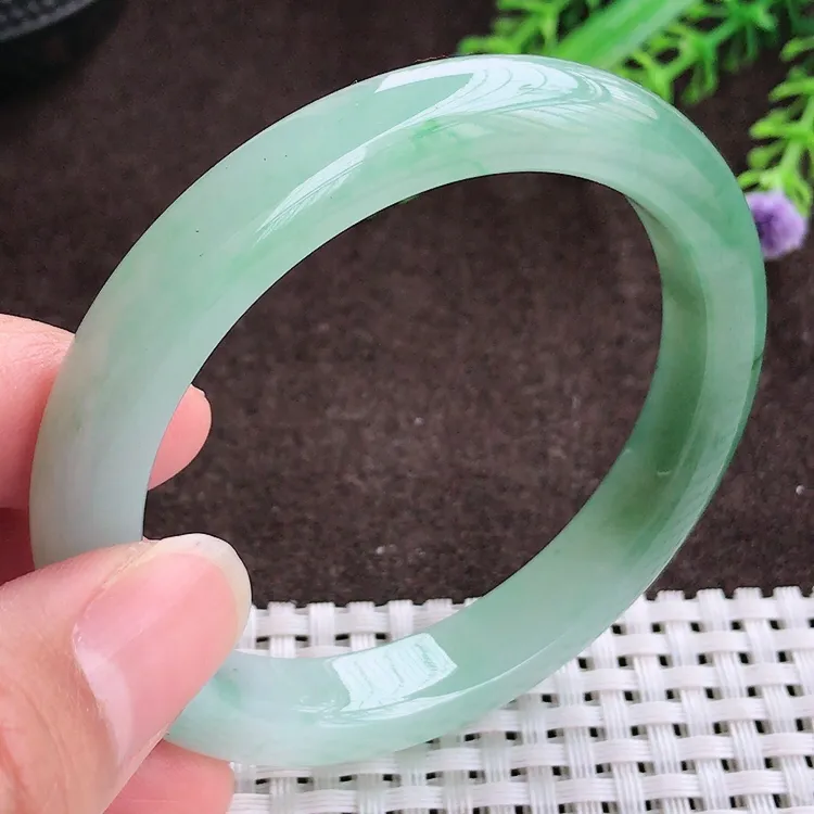 自然光，54.8圈口，老坑温润半山半水飘花手镯，翡翠玉镯，玉质细腻，冰莹起胶，色泽鲜美，均匀靓丽，雕工精湛，意境优美，清秀灵气，优雅气质，尺寸54.8/9.6/8.1