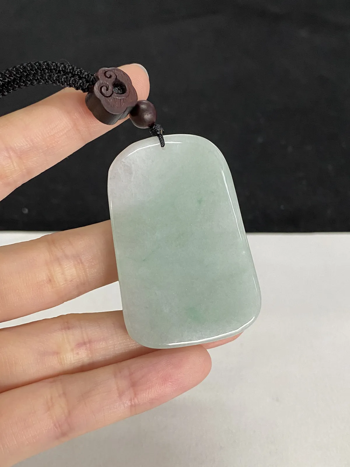 翡翠糯化种白色山水牌，配珠未测