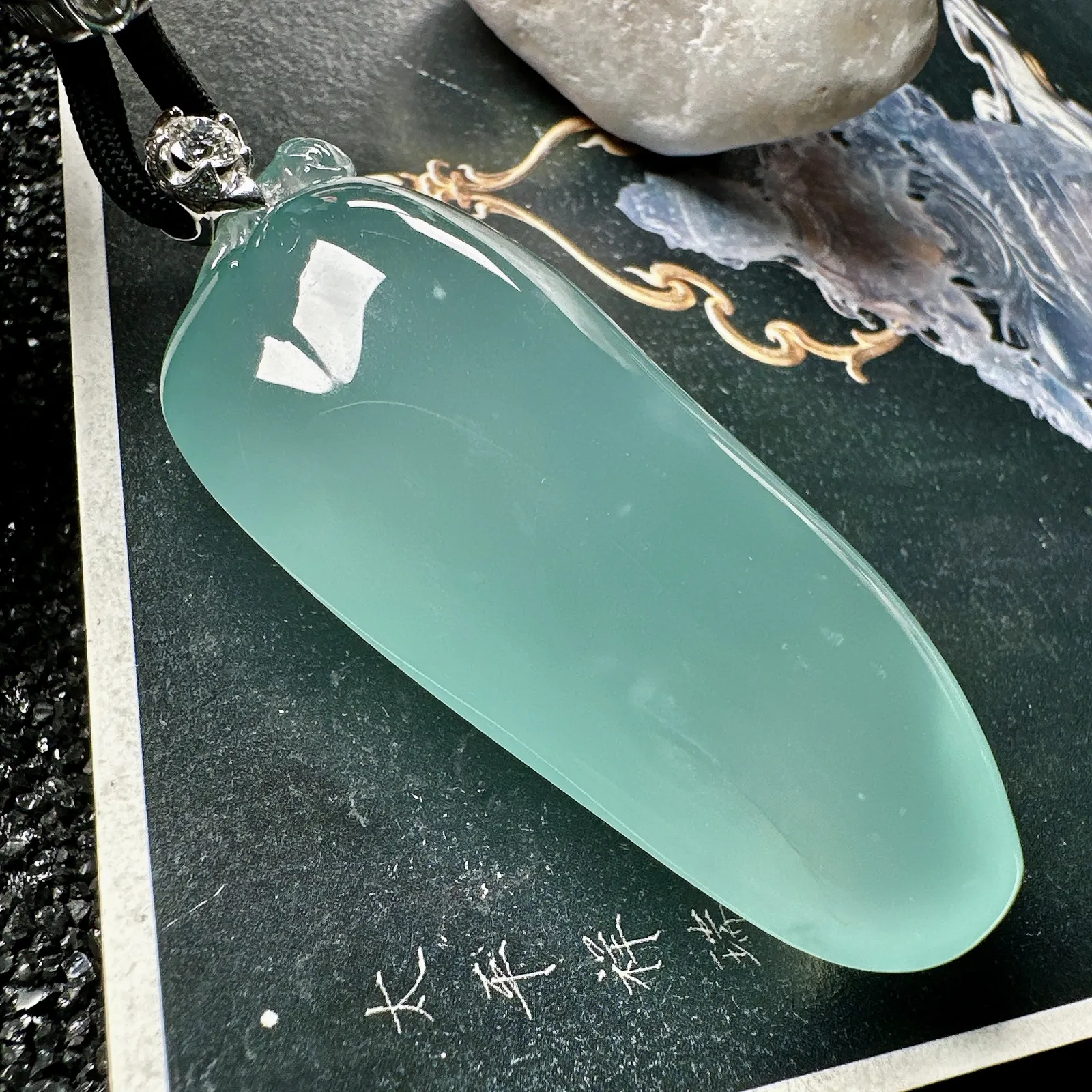 【老坑、天空蓝福瓜】名师工艺，种地非常老，通透闪亮，很清澈很均匀的天空蓝佳品，市场罕见，珍藏品质，色泽很漂亮，工艺也很精湛，推荐收藏。18k金钻扣头镶嵌，裸石尺寸62.6*28.9*18毫米