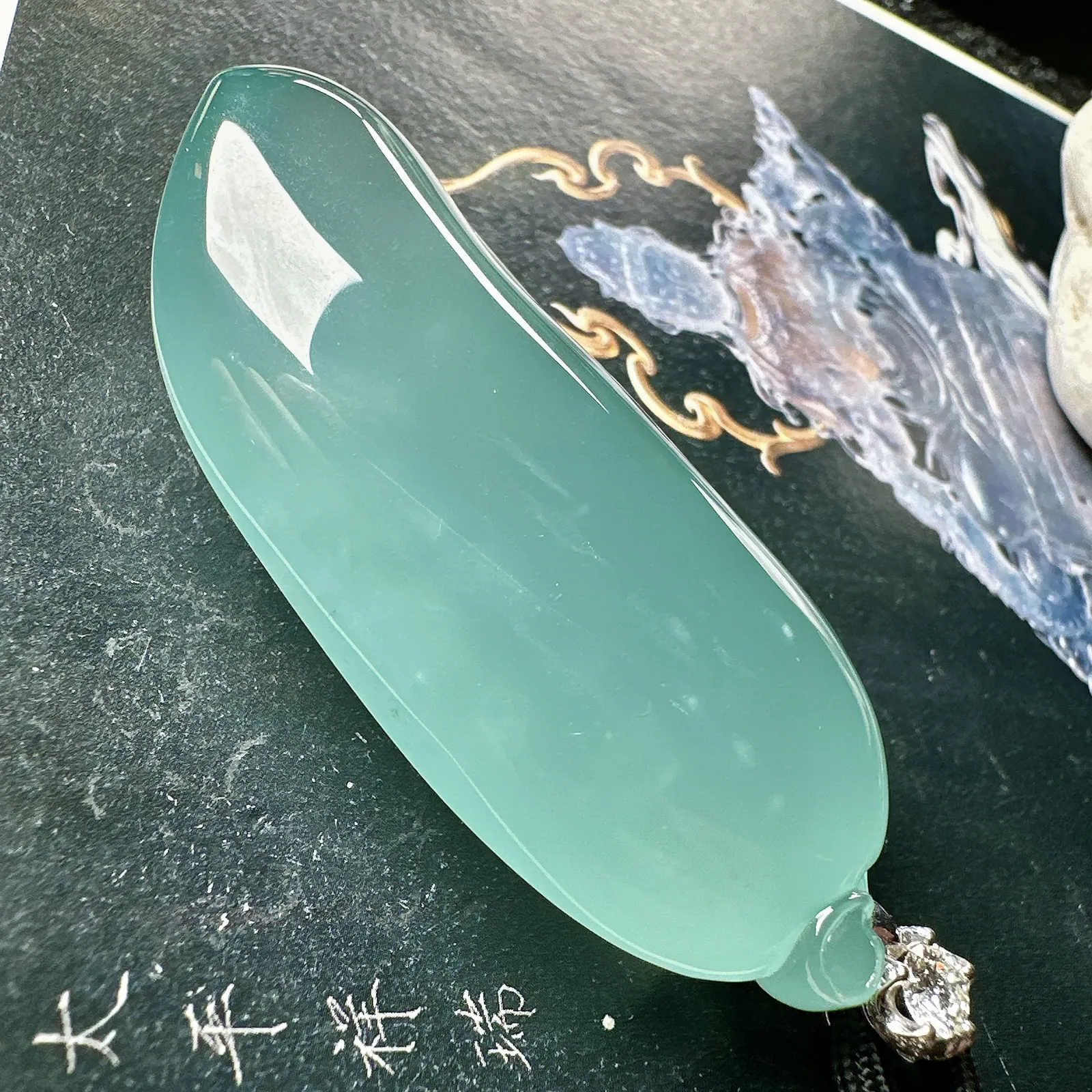 【老坑、天空蓝福瓜】名师工艺，种地非常老，通透闪亮，很清澈很均匀的天空蓝佳品，市场罕见，珍藏品质，色泽很漂亮，工艺也很精湛，推荐收藏。18k金钻扣头镶嵌，裸石尺寸62.6*28.9*18毫米